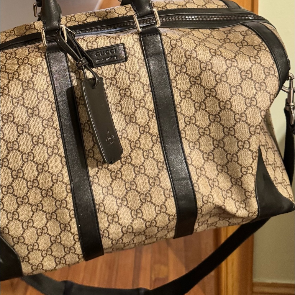 GUCCI CANVAS CONVERTIBLE DUFFLE/ CARRYON EXCELENT CONDITION,USE ONLY TWO TIMES.
